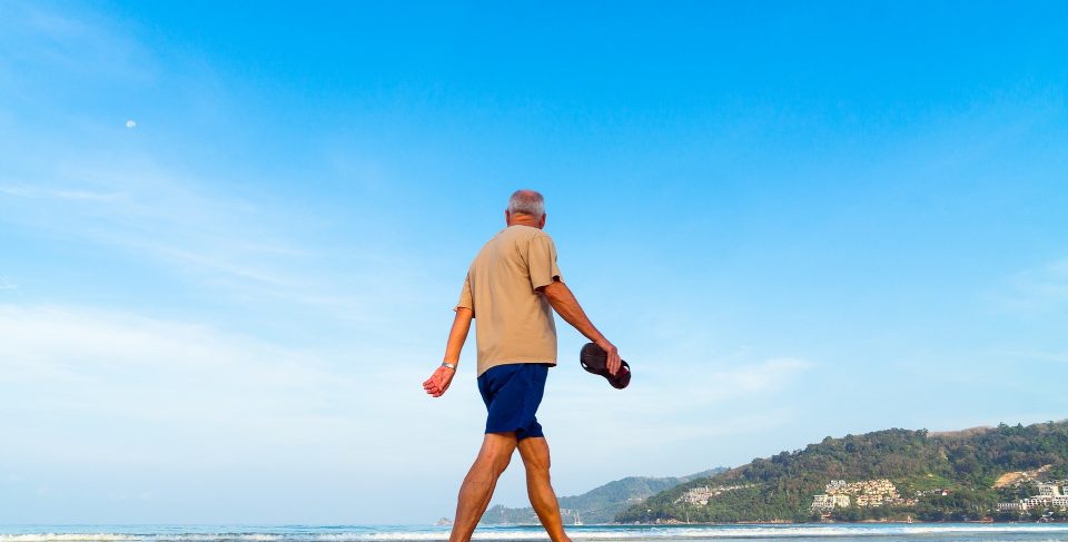 Man går på strand och funderar på tjänstepension - Expressens låneguide förklarar