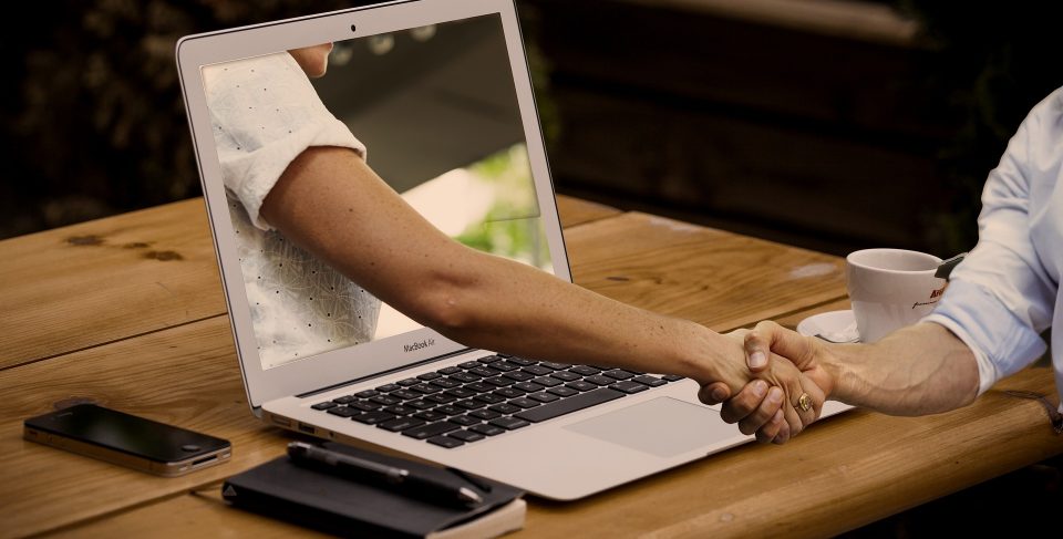 män skakar hand digitalt efter de fått billigare lån