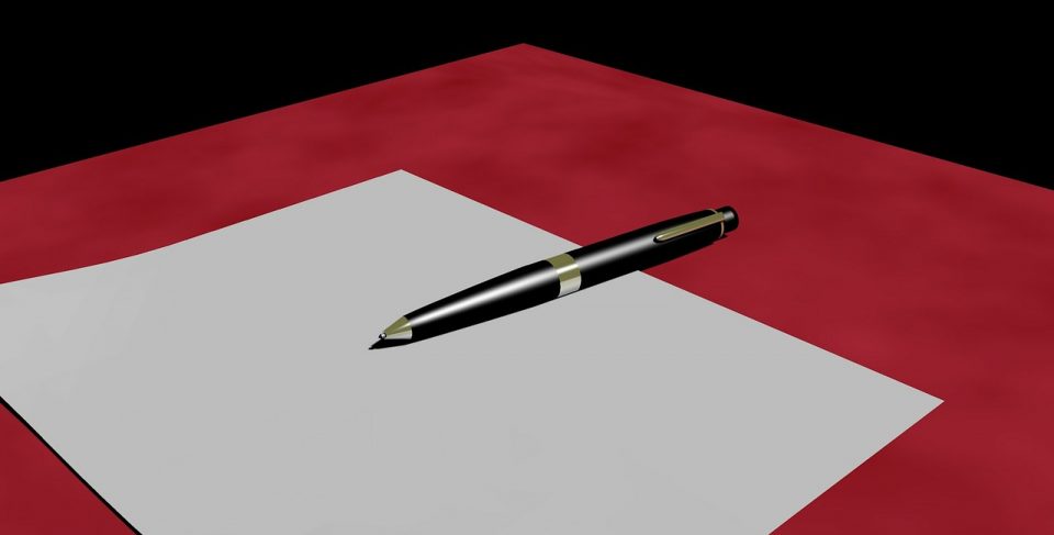Pantbrev med penna på rött underlag - Expressens låneguide