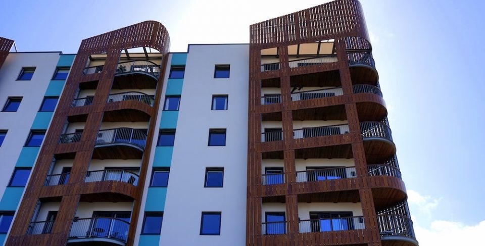 Lägenhetshus med balkonger