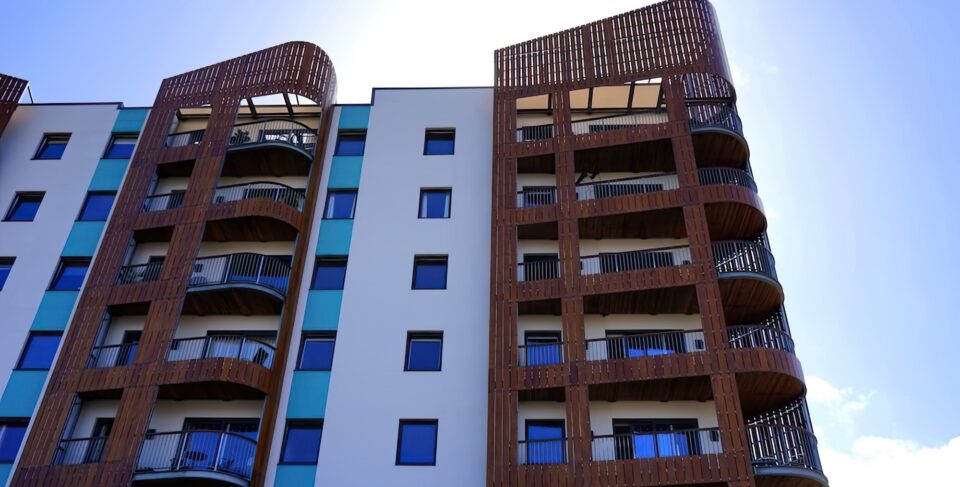 Modernt lägenhetshus med balkonger