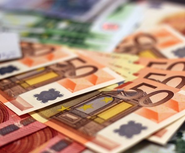 Var tionde svensk behöver låna pengar för att få ihop ekonomin